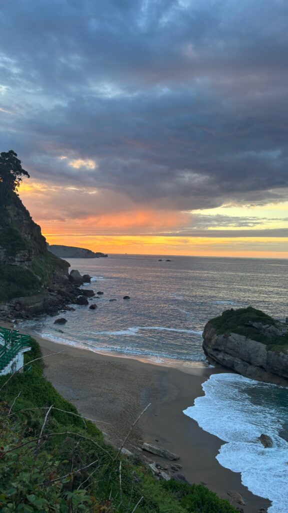 Entorno de costa y acantilados cerca de Somió, Gijón.