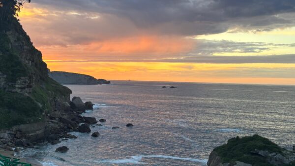 Entorno de costa y acantilados cerca de Somió, Gijón.