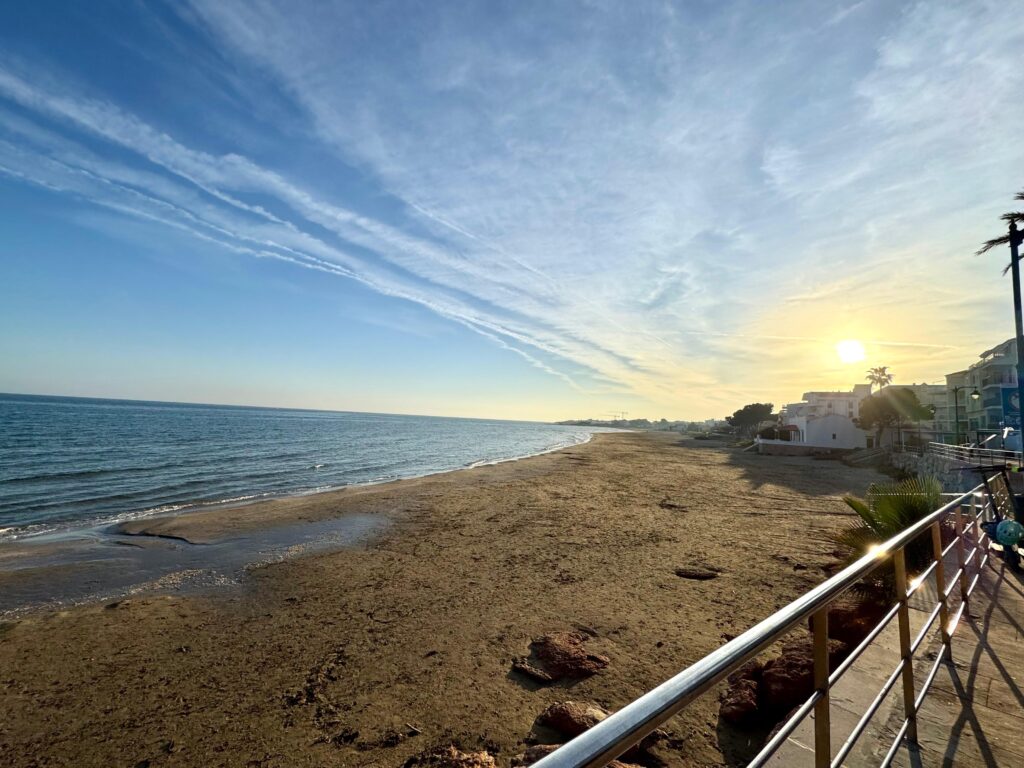 atardecer playa en alcocebre