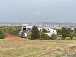 Chalet independiente en venta en Somió, Gijón. con 5 dormitorios y 3 baños a 900 m de la costa